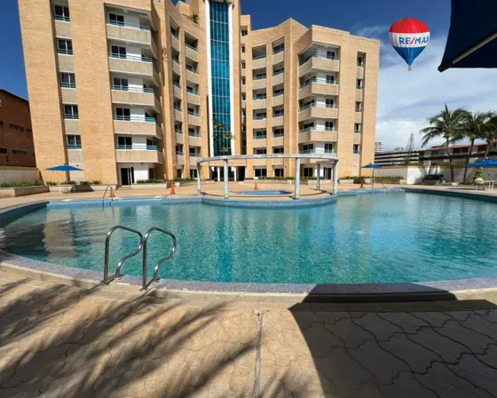 Re/max 2 Mil Alquila Apartamento En Costa Azul, Edificio Solarium, Con Zona Residencial Y Con Piscina