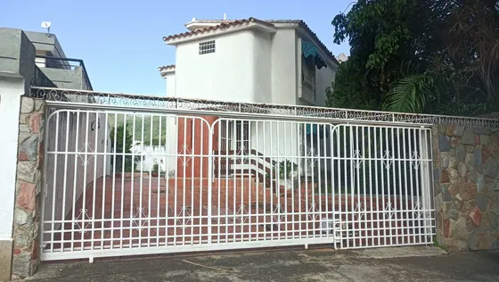 Julio Latouche 26-226 Casa En Venta La Trigaleña Valencia, Amplia, Cómoda, Para Remodelar Y Actualizar, Ubicación Única, Calle Cerrada, Muy Cerca Club Italo.
