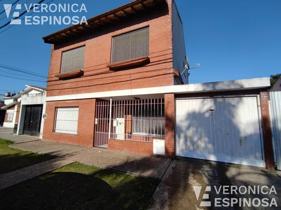 Casa De Cuatro Ambientes Venta - Moron Sur