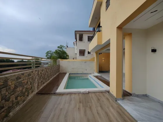 Casa En Venta En Colinas Del Oeste De 6 Habitaciones