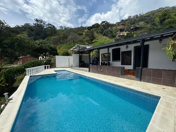 Se Vende Hermosa Finca Con Piscina En Girardota Con Vista Panorámica !