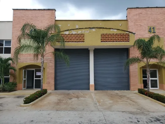 Galpon V.i.p. Con Excelente Ubicación Y Máxima Seguridad En Centro Empresarial Del Norte El Manantial,  Naguanagua