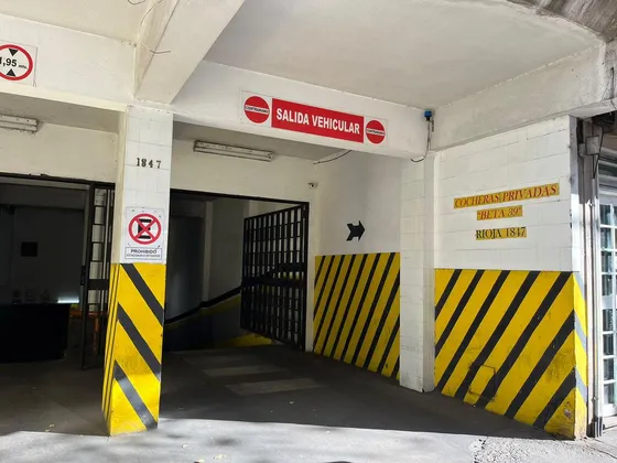 Venta Cochera En Pleno Centro Cerca Del Shopping Del Siglo Y  Locales Comerciales
