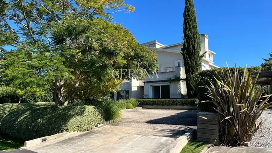 Alquiler Casa De 4 Dormitorios Y Servicio, De 352 M2, En Lomas De La Tahona