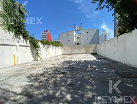 Cocheras Descubiertas En 60 E/ 17 Y 18
