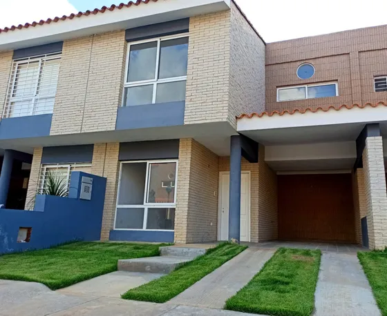 Townhouse A Estrenar En Res. Cumbres De La Esmeralda, San Diego.