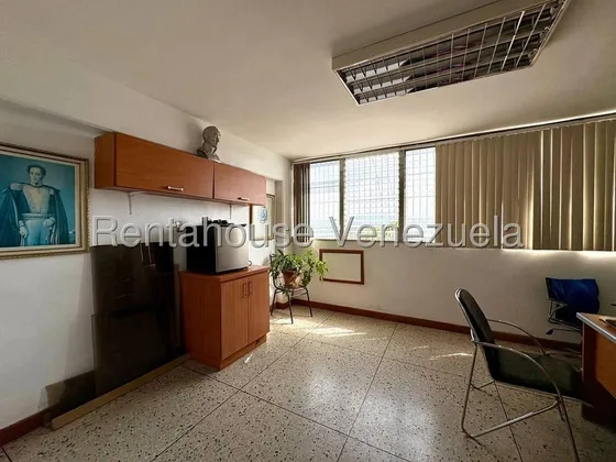 Sorangel Vargas Vende Oficina En Ubicación Estratégica  Con Facil Acceso Avenidas Zona Centro Barquisimeto Mls #25-15394