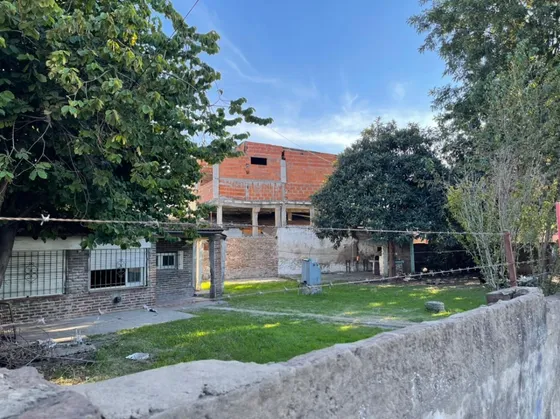 Terreno En Esquina Con Edificación Sobre Avenida Principal - Gran Posibilidad De Proyecto Comercial Y Desarrollo