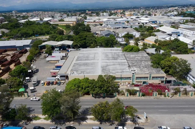 Nave Industrial En La Av. Luperon Herrera En Venta Con 17769 Metros De Solar Y 4mil Metros De Nave Doble Altura