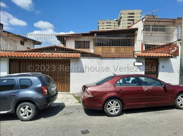 Casa En Venta En El Marques, Calle Cerrada Con Vigilancia  23-25522 Mvg