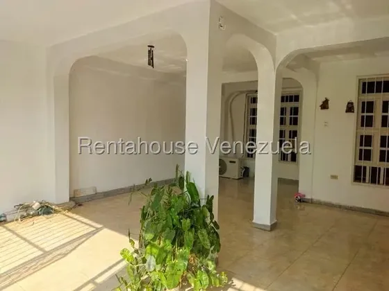 Rosa Espinoza Casa Duplex En Venta Excelente Ubicación A Una Cuadra De La Avenida Don Julio Centeno 25-21053 Jul13