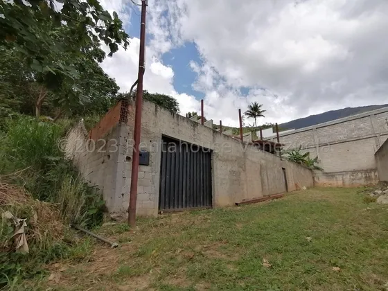 Terreno Exclusivo Ubicado En Zona Privada De La Urbanización Palmarito 24-12537 Ecir