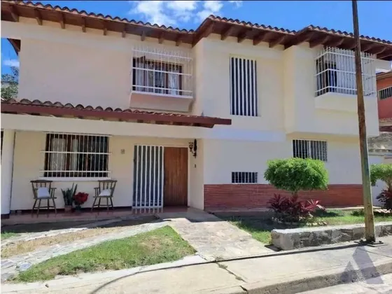 Se Vende Casa 290m2 Santa Paula 2725