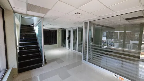 Local En Plaza Comercial En Piantini, Santo Domingo, 2niveles, Con Cocina, 128m2