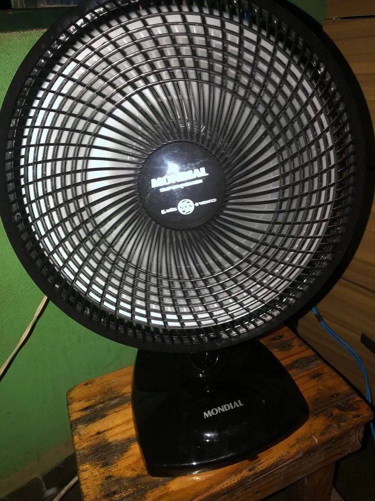 Ventilador Mondial VSP-30-B com foco nas hélices