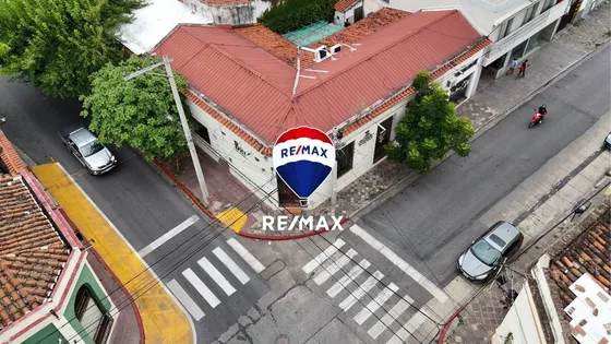 Esquina Comercial Con Dos Locales En Venta Centro