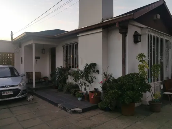 Hermosa Y Remodelada Casa En Venta, En La Comuna De La Reina