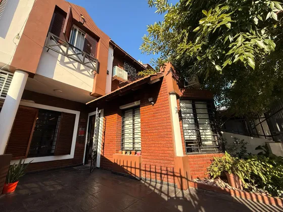 Casa Duplex Estudio Consultorio Villa Luzuriaga Patio 4 Amb Apta Credito
