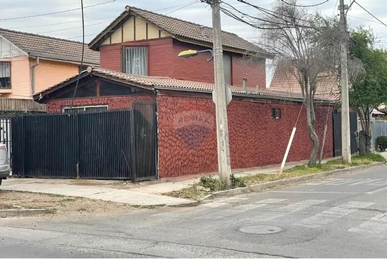 Amplia Casa Esquina En Venta,  Maipú