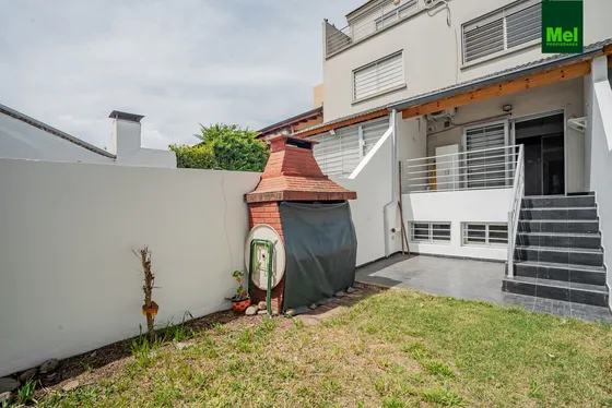 Excelente Triplex 4  Ambientes Con Cochera Fija Y Jardin 