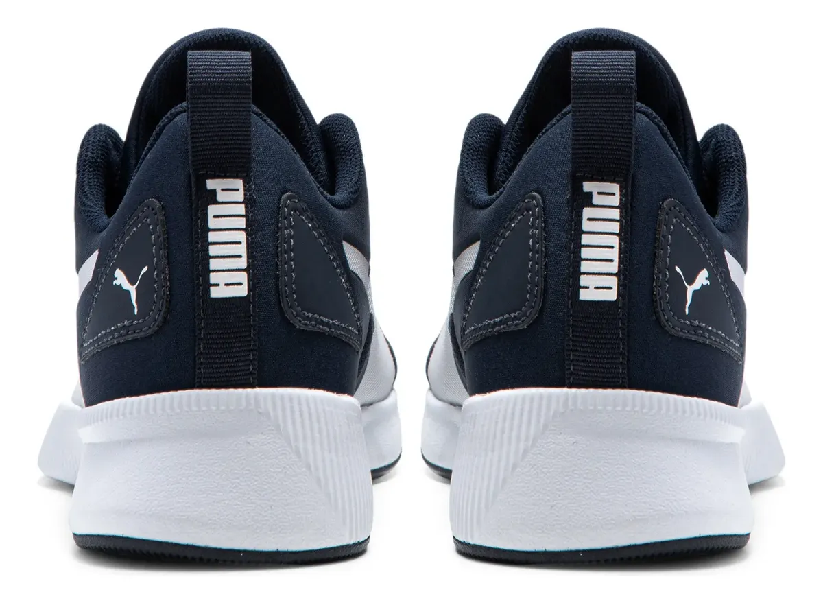 Vista traseira dos dois pés do tênis Puma Flyer Runner Mesh exibindo o logotipo da marca