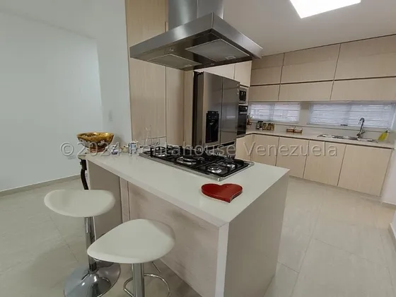 Oportunidad De Invertir En Este Townhouse ( Apartovilla) Que Lo Tiene Todo: Comodidad, Elegancia Y Vistas. Cocina Moderna Con Tope De Cuarzo, Sala Iluminada Con Amplio Ventanal, Escaleras De Porcelana