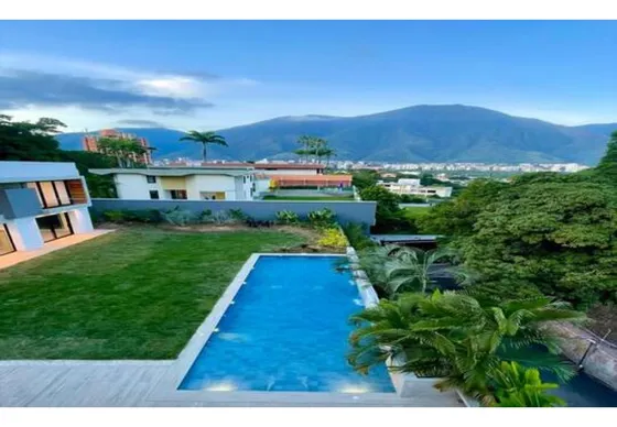 En Venta. Espectacular Casa 1700mt2. 3h/3b/3p. Urb. Lomas Del Mirador