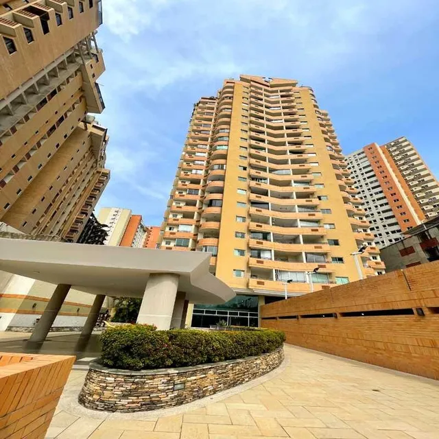 Lm Vende Apartamento En Res. Las Chimeneas, Urb. Las Chimeneas. Valencia.