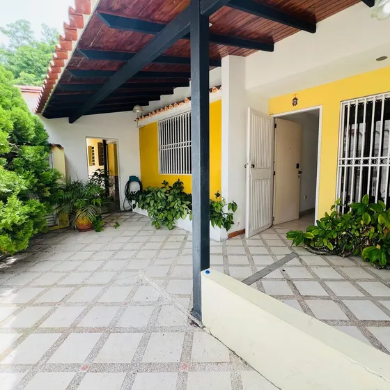 Fany Villasmil Vende Casa De Dos Niveles Ubicada En Resid. Bosqueserino, San Diego - Eap