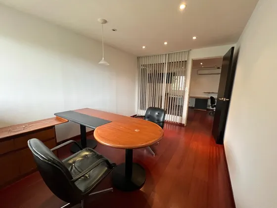 Se Vende Oficina En Torre Las Mercedes, Urb. Chuao.
