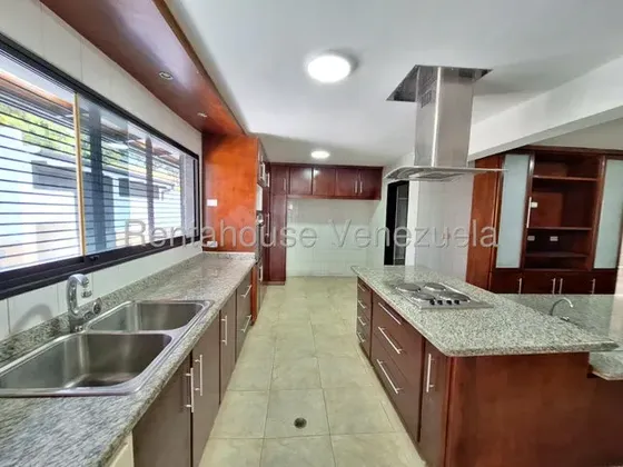 J.j Latouche Casa En Venta Trigal Centro Valencia, Amplia, Comoda, Grandes Espacios, Hermosa Cocina, 5 Habitaciones, 6 Baños, Gran Patio Con Sala De Recreación Cocina Auxiliar.