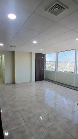 Dd Oficina Comercial En Alquiler En Centro Comercial Camoruco. Planta 100%