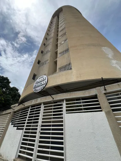  Global Vende Apartamento Con Excelente Ubicación, A Dos Cuadras De La Avenida Bolivar, Resd Torres Blancas  Viñedo