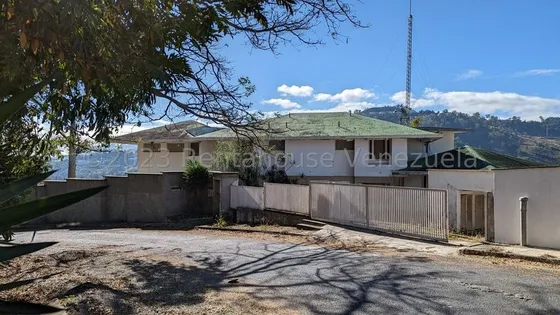 Casa En Venta Colinas De Tamanaco 23-23223 Lv