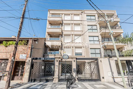 Venta Semipiso De Categoría 3 Ambientes Con Balcón Y Parrilla En Ramos Mejía.