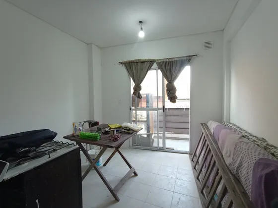 Monoambiente En Alquiler, Ciudadela (dividido Con Patio Y Balcon Al Frente)