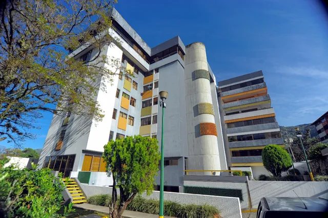 En Venta Apartamento Merida, Av Humbold. Con  4 Hab + Serv, 4 Baños + Serv, Cocina Empotrada, 2 Puestos Techados, Maletero, Planta Electrica, Areas Sociales Hermosa Vista A La Sierra Nevada 