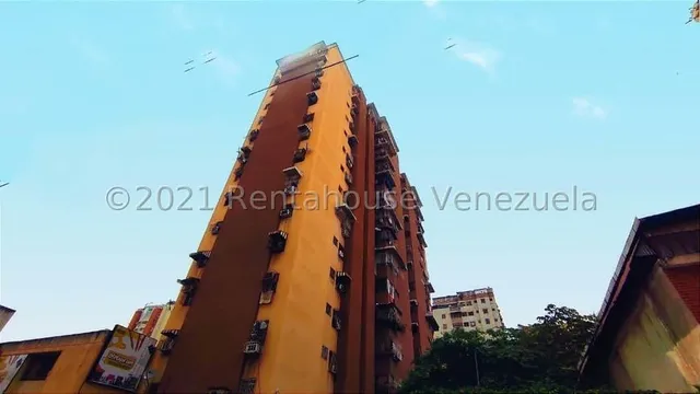 Amplio Apartamento En Venta, Calle Libertad, Sector Centro, Maracay, Piso Bajo, 25-16806 Mv