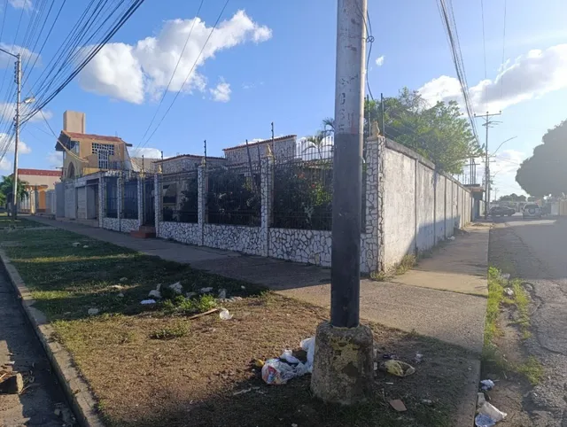 Casa Con 2 Locales Comerciales En Avenida Portuguesa Con Calle Baralt, Anaco, Estado Anzoategui