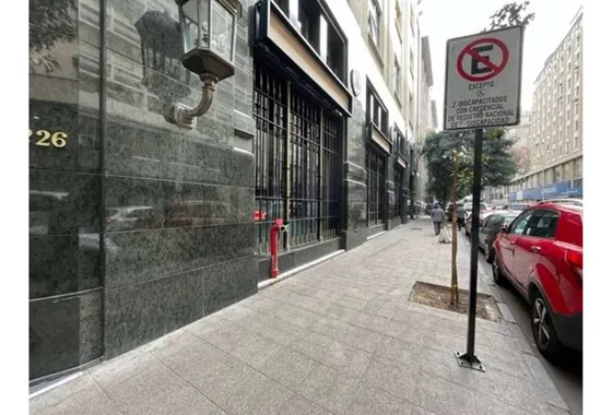 Hermoso Local Comercial En Morandé Con Agustinas