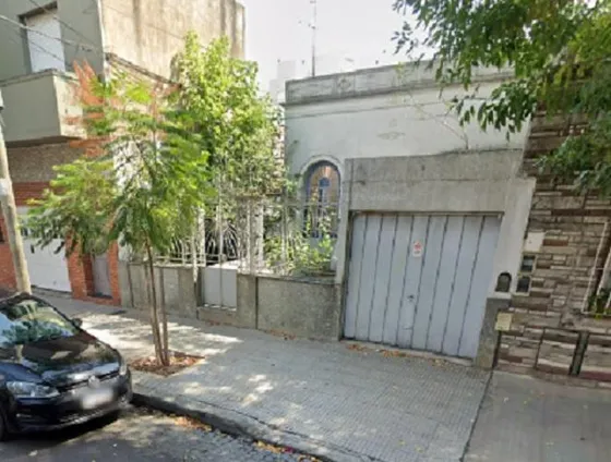 Venta Casa 2 Dormitorios Con Garage Y Jardin En  Monte Castro-para Reciclar