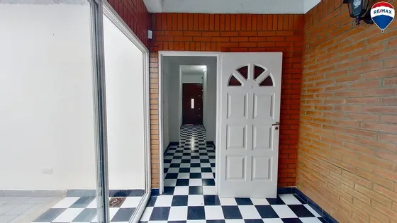 Venta Casa 6 Ambientes En Sarandí  Con Patio