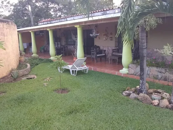 Grabiela R. Casa Con Mini Galpón En Colinas De Guataparo.