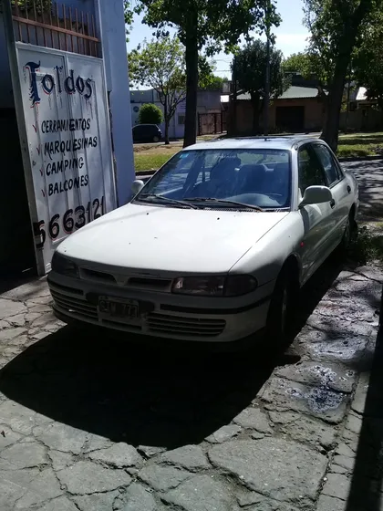 Mitsubishi Lancer 1.5 Sedan