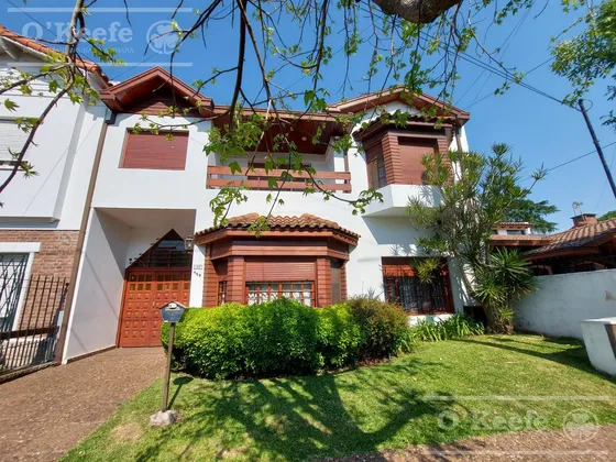Casa De 6 Ambientes En Venta - Barrio Parque Bernal