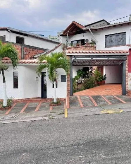 Casa En La Avenida Principal Las Pilas En Venta 