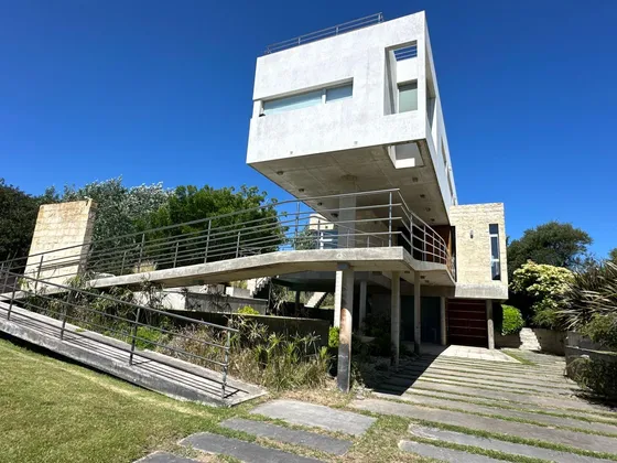 Moderna Casa En Venta Carilo 5 Dormitorios Pileta Quincho Cerrado Hormigon Financiación