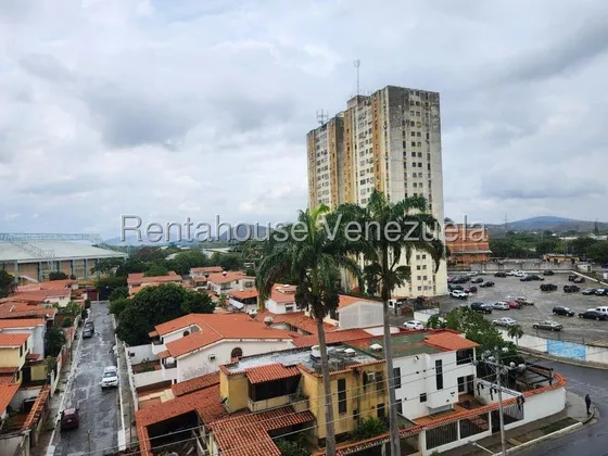 Apartamento En Venta, Rafael Gamarra Te Ofrece, 2e20191. Fresco E Iluminado Con Excelente Vista. Cuenta Con 3 Habitaciones Y 1 Baño. 1 Puesto De Estac. Ubicación Ideal Cerca A Centros Comerciales