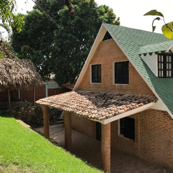  Casa En Venta. Calle Cerrada. Colinas De Guataparo. Mr.