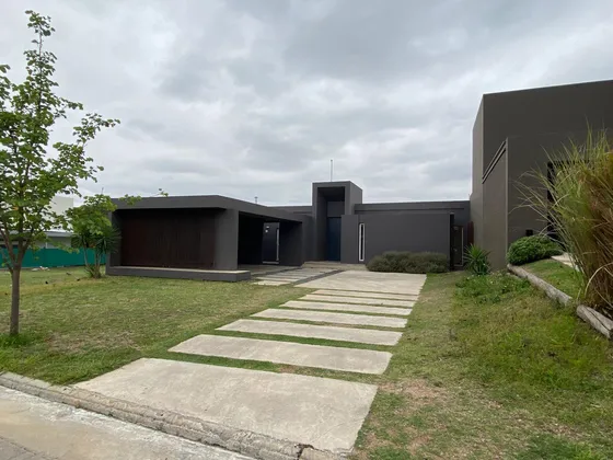 Venta Casa Valle Escondido Una Planta 3d Suite